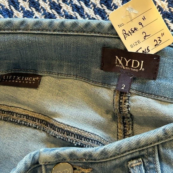 B7.1 NYDJ Lift Tuck Technology Light Wash Jeans 2 - Picture 4 of 4